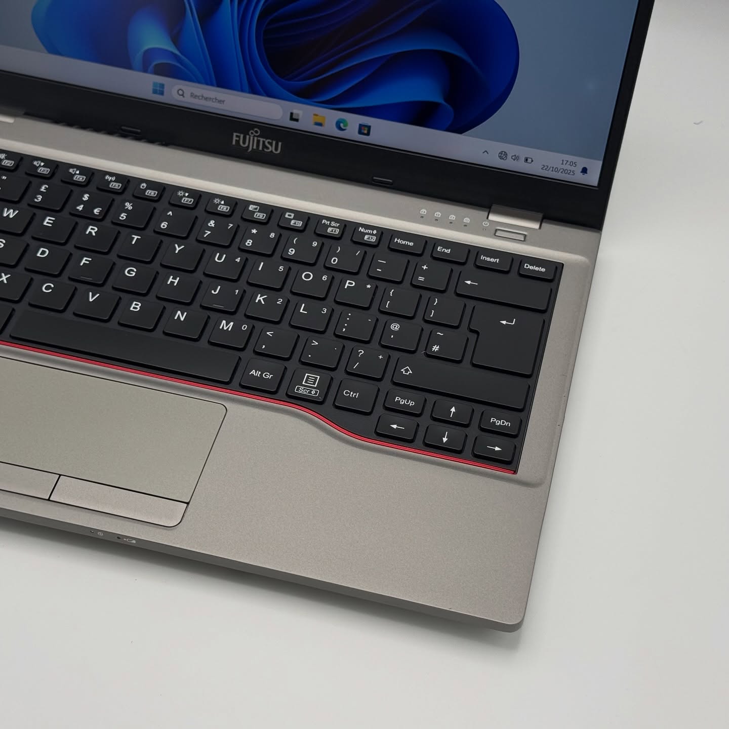 FUJITSU LifeBook 14 ( Produit d’Allemagne 🇩🇪) / 12th I5-1235U / 16Go DDR4 / 256SSD / 14” FHD – Image 9