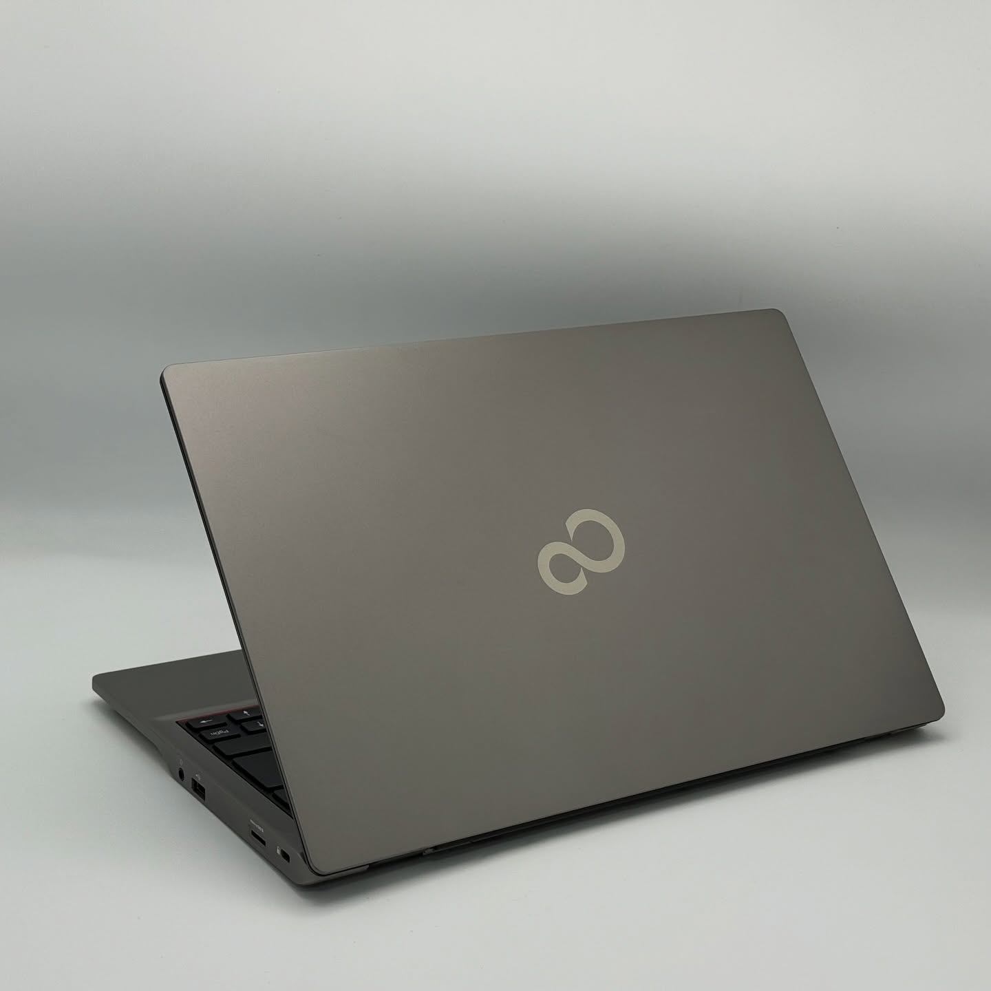 FUJITSU LifeBook 14 ( Produit d’Allemagne 🇩🇪) / 12th I5-1235U / 16Go DDR4 / 256SSD / 14” FHD – Image 4