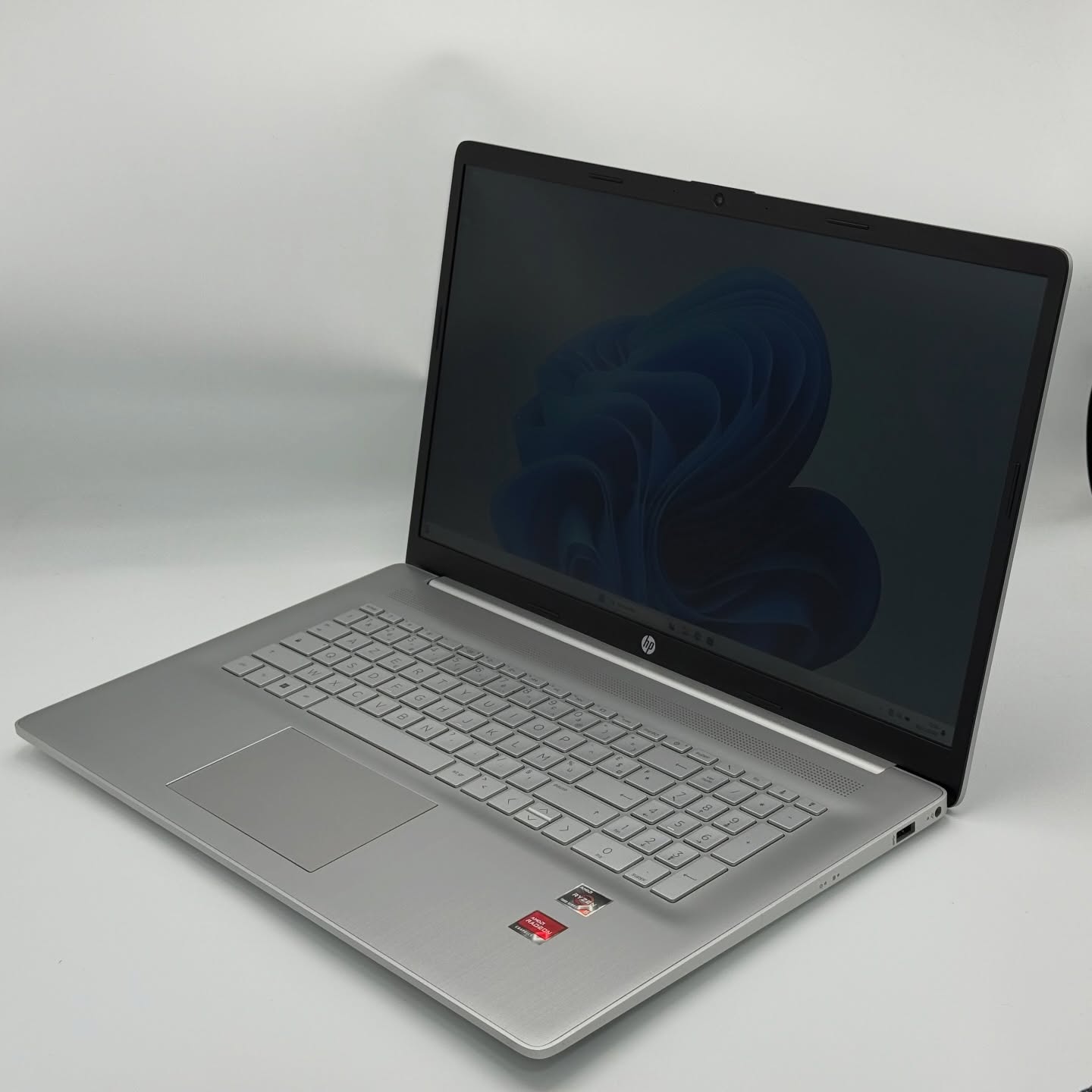 HP LAPTOP 17 / RYZEN 5 7520U / 16Go DDR5 / 512SSD / 17.3” FHD – Image 2