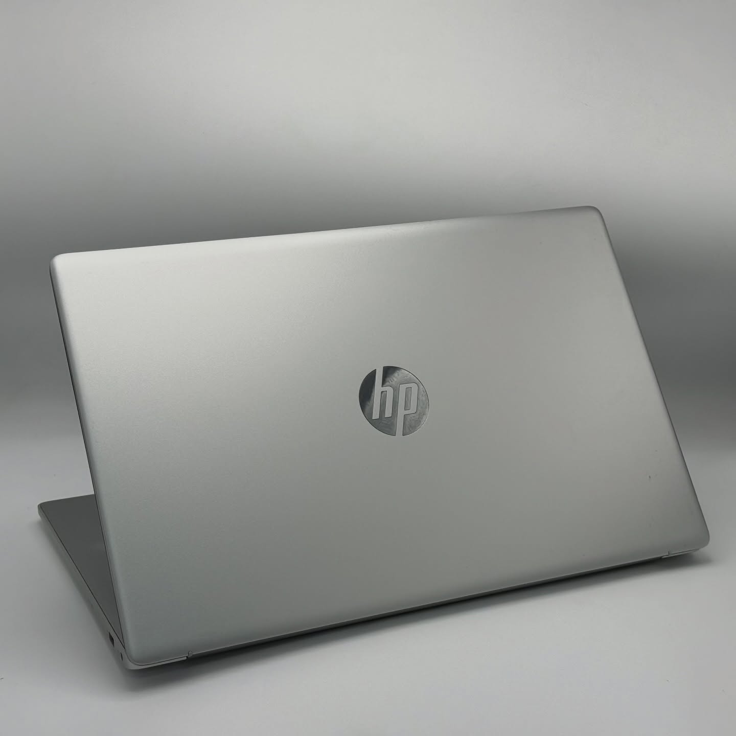 HP LAPTOP 17 / RYZEN 5 7520U / 16Go DDR5 / 512SSD / 17.3” FHD – Image 4