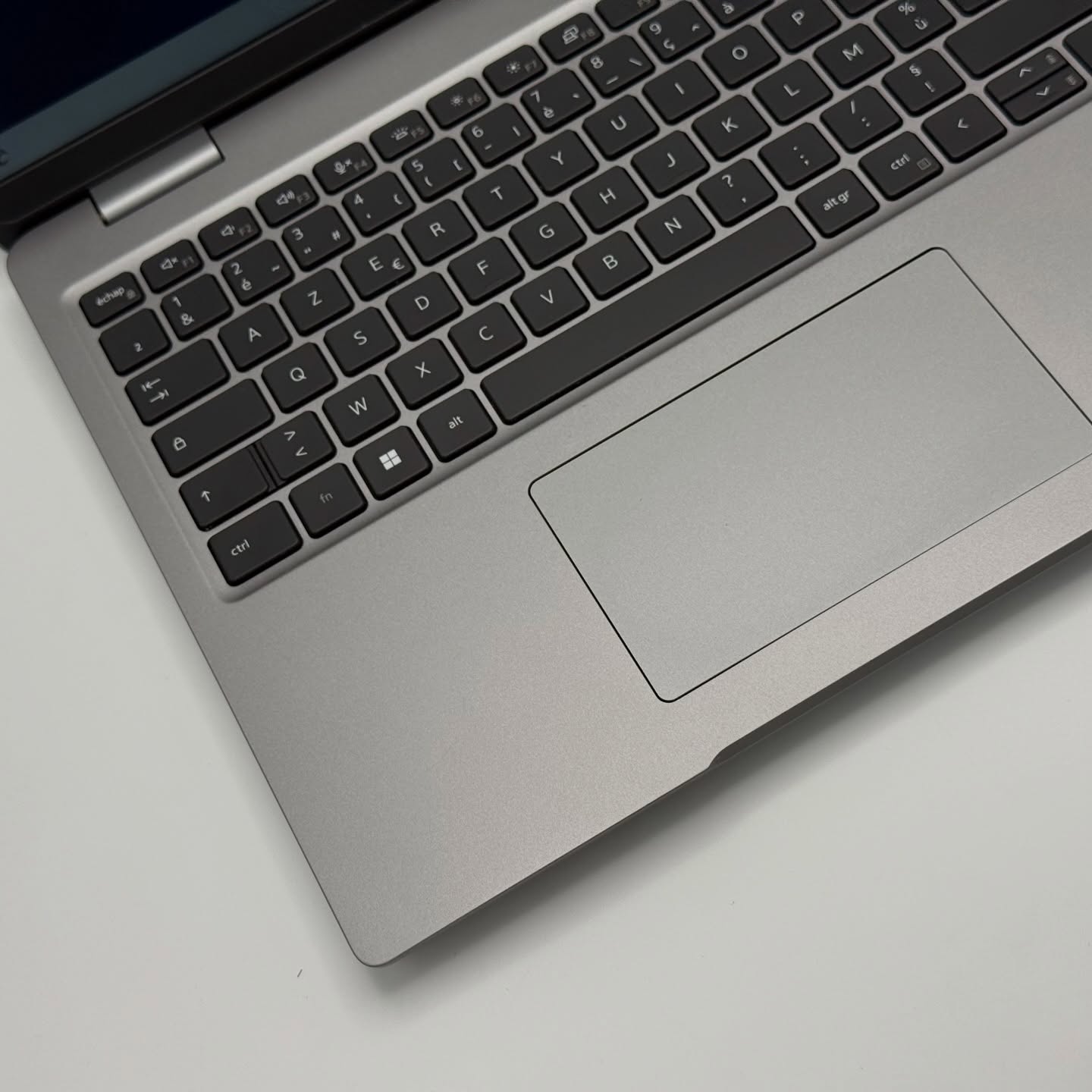 Dell Latitude 5540 – i5-1345U / 16Go DDR4 / 256Go SSD / 15.6″ FHD Tactile – Image 9