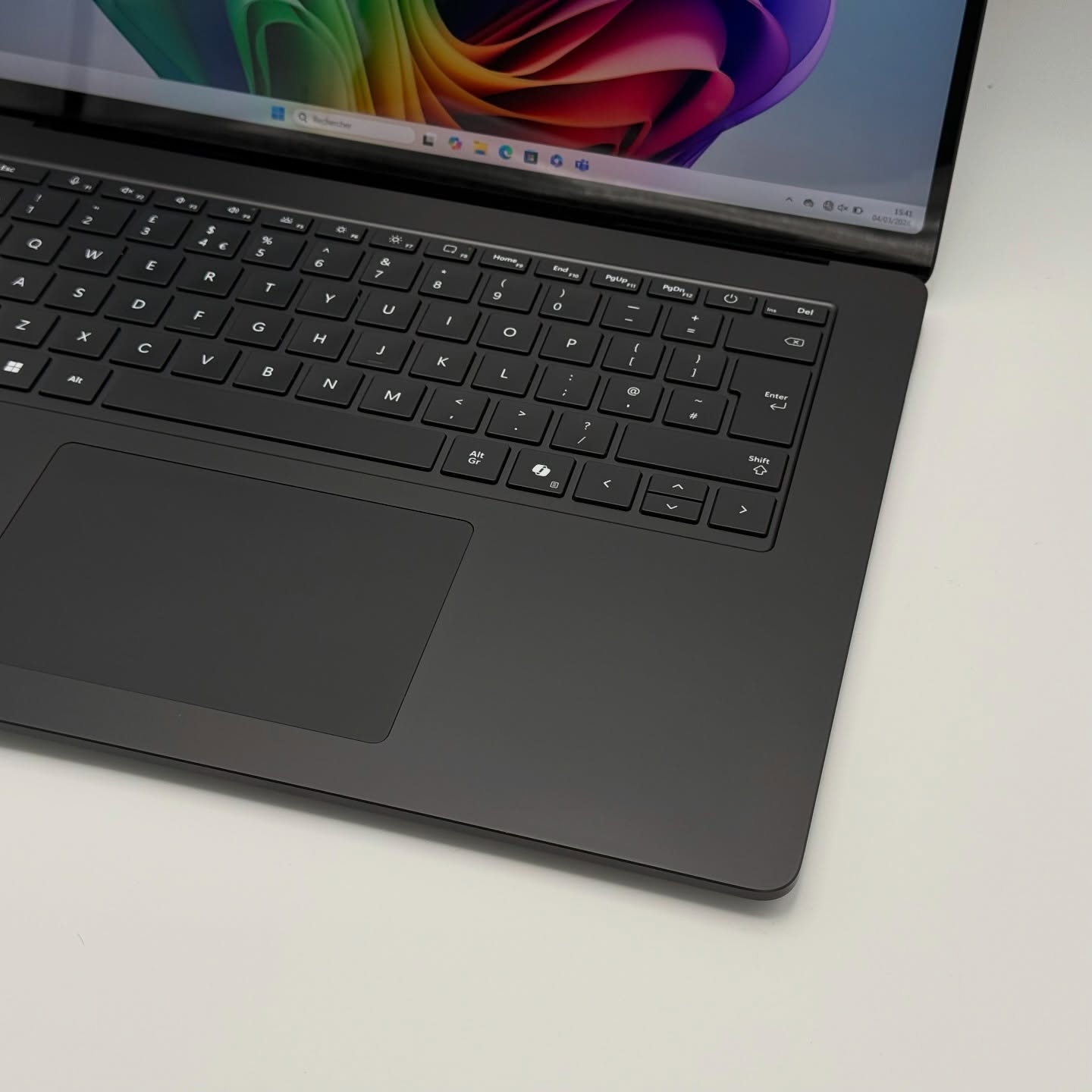 Surface Laptop 7th Edition – Snapdragon X Elite / 32 Go / 1 To SSD / 15″ OLED – Image 9