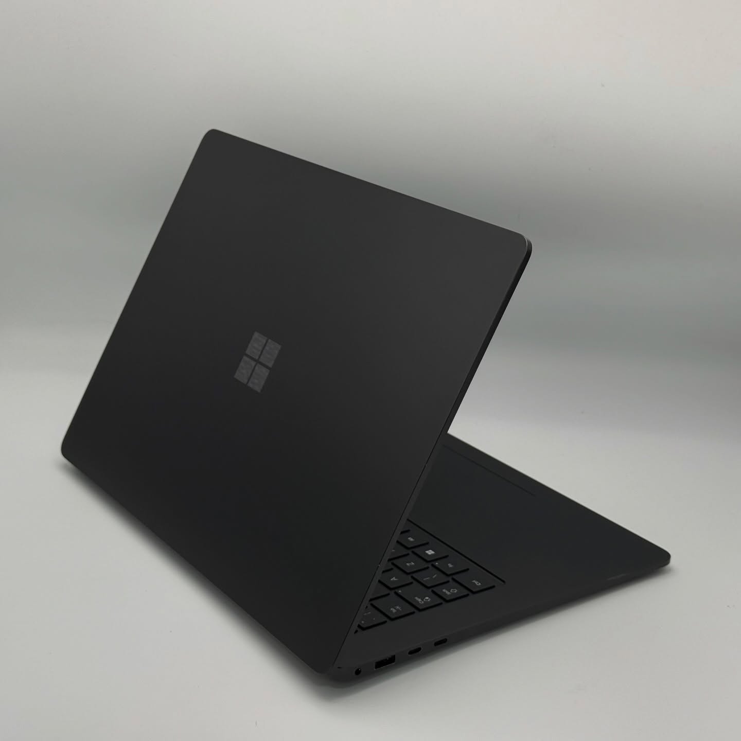 Surface Laptop 7th Edition – Snapdragon X Elite / 32 Go / 1 To SSD / 15″ OLED – Image 6